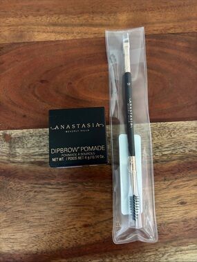 Anastasia Beverly Hills Dipbrow Pomade and Dual-Ended Brow Brush